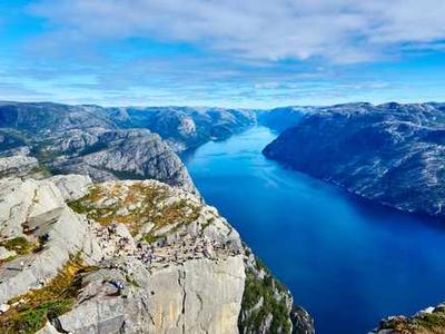 Waymo says it temporarily suspended its ride-hailing service in San Francisco during a citywide blackout, as downed traffic lights appeared to halt its vehicles (Joe Rivano Barros/Mission Local)